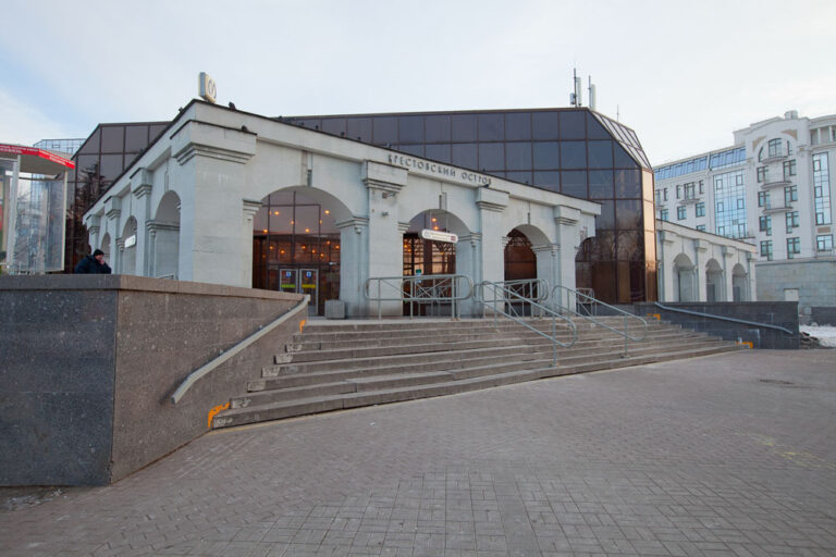 Станция метро Крестовский остров