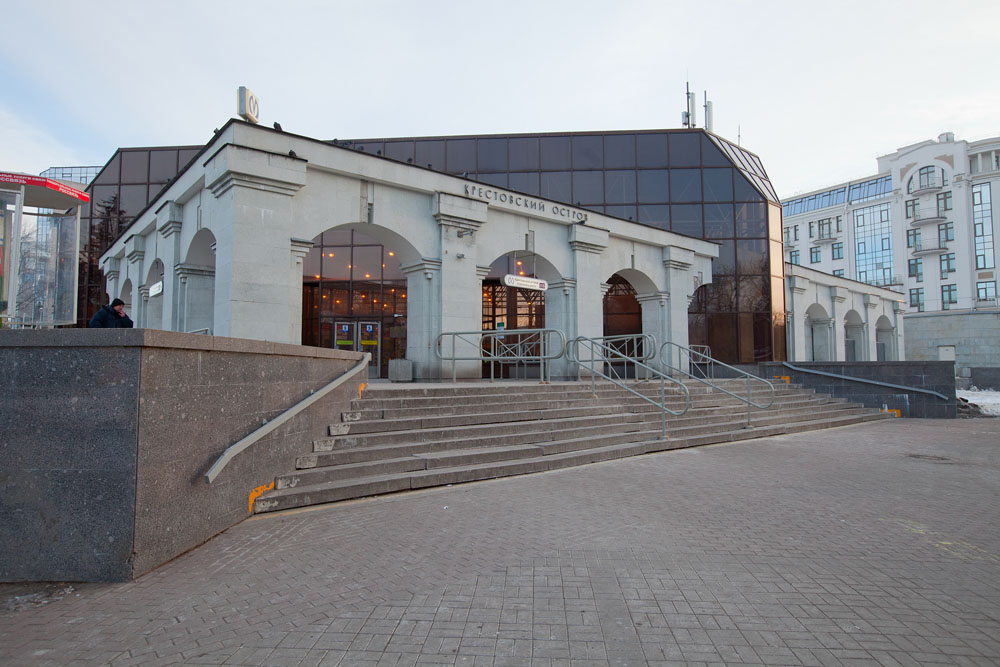 Станция метро Крестовский остров
